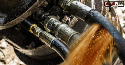علت ترکیدن شیلنگ هیدرولیک 4 دلیل-ترکیدن-شیلنگ-هیدرولیک